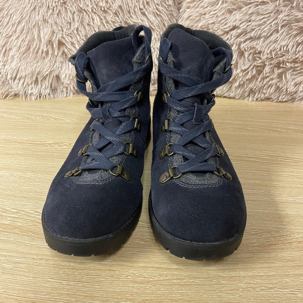 Womens 8W Clarks Navy Blue Lace-up Booties *NWOT*